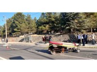 Aniden yola çıkan tarım aracına otomobil çarptı, yola düşen sürücü başka bir aracın altında can verdi