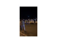 Yolun karşısına geçmeye çalışan anne ve kız çocuğuna otomobil çarptı