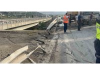 Hatay’da kontrolden çıkan tır bariyerlere saplandı