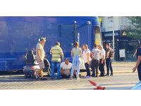 Engelli vatandaş akülü aracıyla tramvaya çarptı