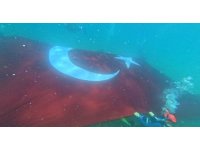 Antalya’da denizde dev Türk bayrağı açıldı