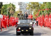 Zafer Bayramı törenine Antalya’da vatandaşlar ve turistler de eşlik etti