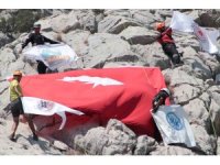 Antalya’da dağcılar Zafer Bayramı’na özel Türk bayrağı açtı