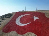 Dünyanın en büyük Türk bayrağı Ahır Dağı’na yapıldı, savaş uçakları selamladı