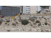 Yıktığı binanın altında kalmaktan saniyelerle kurtuldu, korku dolu anlar kamerada