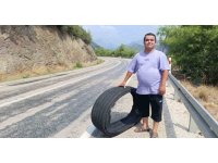 Yoldaki kamyon lastiğine çarpma anı saniye saniye görüntülendi