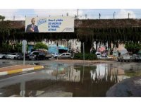 Su borusu patladı, cadde göle döndü