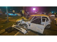 Antalya’da iki araç kavşakta çarpıştı: 1’i ağır 4 yaralı