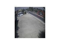 Kırmızı ışıkta duran araçlara çarpmamak için otomobilini şarampole sürdü