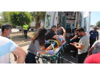 Yol süpürme aracı ile hafif ticari araç çarpıştı: 5 yaralı