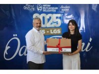 Hatay Büyükşehir Belediyesi, dereceye giren öğrencilere bilgisayar ve eğitim  desteği