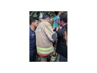Demir korkuluklara sıkışan çocuk kurtarıldı