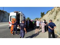 Antalya’da otomobil şarampole devrildi: 3 yaralı