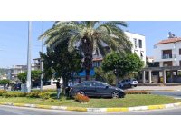 Kaza yapan otomobil refüje çıkarak durabildi