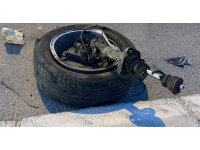 Tekeri bile koptu: Kamyona çarpan otomobil hurdaya döndü, 2 yaralı