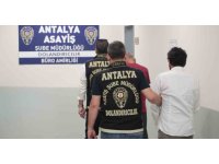 Kuyumcuyu dolandıran 2 şüpheli yakalandı