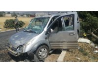 Isparta’da otomobil refüje çarpıp takla attı: 2 yaralı