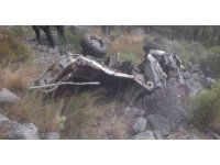 Küçükbaş hayvan yüklü kamyonet uçuruma yuvarlandı: 1 ölü
