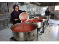 Afetzede kadınların ürettiği domates salçası aile ekonomisine katkı sağlıyor