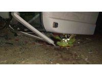 Yük boşalttığı sırada devrilen kamyonun altında kalan sürücü arkadaşlarının çabalarına rağmen öldü