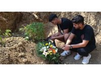 Çatıya hortum bağlayıp 3. kattaki evin balkonuna inmek isterken düşüp ölen  antrenör son yolculuğuna uğurlandı