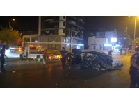 Kavşağa çıkan otomobili adeta biçti, sürücü araçtan fırladı: 3 yaralı