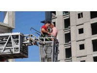 13. katta iskelede mahsur kalan işçileri itfaiye kurtardı