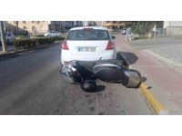 Virajı alamayan motosiklet park halindeki otomobile çarptı: 1 yaralı
