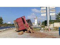 Lastiği patlayan tomruk yüklü kamyon devrildi, sürücü kazayı burnu bile kanamadan atlattı