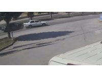 3 aracın karıştığı kaza güvenlik kamerasında