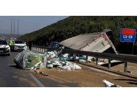 Antalya’da tır devrildi, ortalık savaş alanına döndü: Genç sürücü hayatını kaybetti