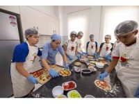 Mersin’de minik şefler yemek yapmayı öğreniyor