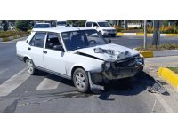 Manavgat’ta Tofaş otomobille çarpışan motosikletli ağır yaralandı