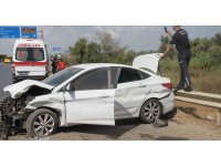 Otomobil yol kenarında bariyerlere çarptı: 2 yaralı