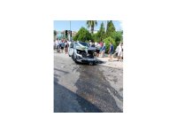 Kırmızı ışık ihlali yapan araç, gelin arabasıyla çarpıştı: 1 yaralı