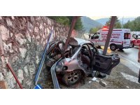 Burdur’da otomobil yol kenarındaki levhaya çarptı: 3 yaralı