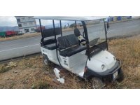 Kontrolden çıkan golf aracı yol kenarına savruldu, sürücü yaralandı