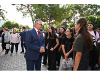 Kemer’de ilk zil, kitap ve kırtasiye hediyesiyle geldi