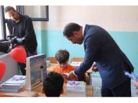 Vali Masatlı okulun ilk gününde gözyaşlarına boğulan minik öğrenciyi teselli etti