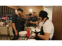 Bursasporlu oyuncular galibiyeti tantuni yiyerek kutladı