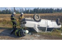 Takla atarak ters dönen otomobildeki 2 kişi yaralandı