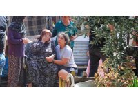 Evinde yangın çıkan adam söndürme çalışmalarını çaresiz gözlerle izledi