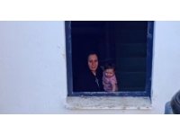 Evde mahsur kalan çocuk iş makinesi yardımıyla kurtarıldı