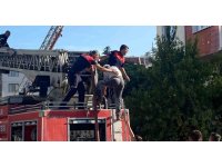 Yangın çıkan çatıda mahsur kalan işçi kurtarıldı