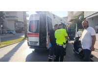 Otomobil ile çarpışan motosikletli yaralandı: Kaza anı güvenlik kamerasında