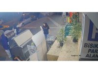 Önüne çıkan otomobilden kaçmak isterken devrilip başka aracın altına girdi: 1 yaralı