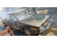 Yolda alev alan otomobil tamamen yanarak kullanılamaz hale geldi