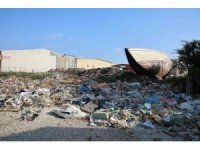 Adana’da yetersiz altyapı ve dağ olan çöpler, esnafı isyan ettirdi