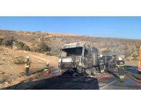 Hatay’da seyir halindeki tır alev alev yandı