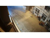 O anlar kamerada: Uyuyan bekçinin cep telefonunu çaldı